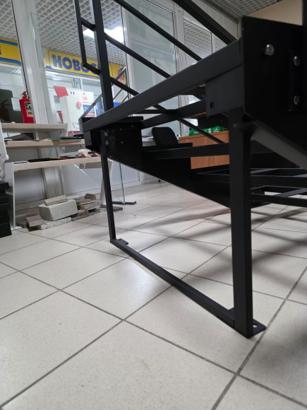 Лестница-крыльцо 4 ступени ,без ДПК,ограждения с двух сторон. Ширина 1,5м.