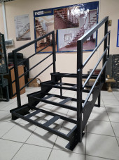 Лестница-крыльцо 4 ступени ,без ДПК,ограждения с двух сторон. Ширина 1,5м.