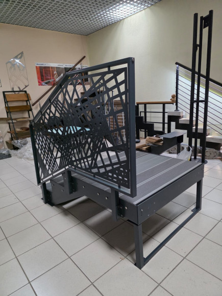 Лестница входная с ступенями из ДПК ,перила "лазерная резка"с одной стороны.Ширина 1,5 м. Высота 45 см. 3 ступени с площадкой. 1