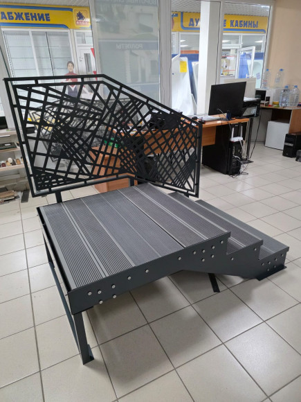 Лестница входная с ступенями из ДПК ,перила "лазерная резка"с одной стороны.Ширина 1,5 м. Высота 45 см. 3 ступени с площадкой. 1