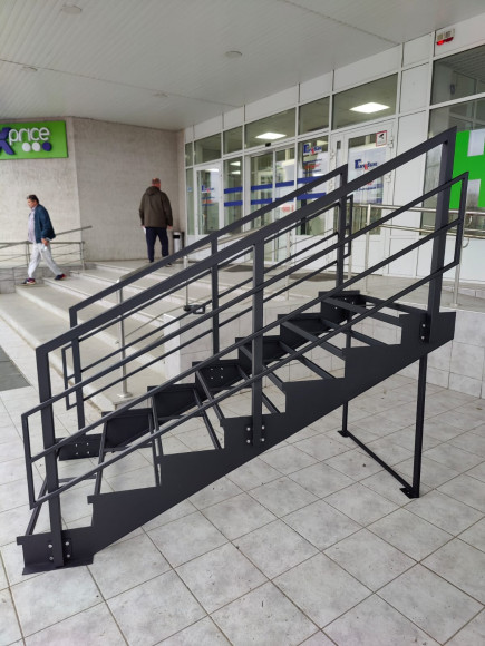 Лестница-крыльцо 8 ступеней,без ДПК,ограждения с двух сторон.