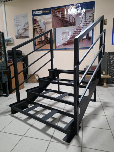 Лестница-крыльцо 4 ступени ,без ДПК,ограждения с двух сторон. Ширина 1м.