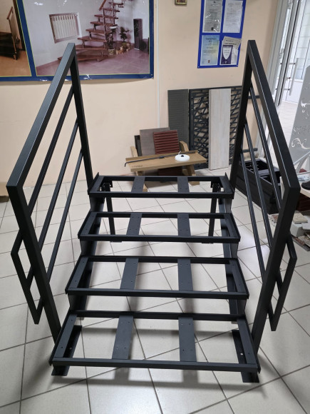 Лестница-крыльцо 4 ступени ,без ДПК,ограждения с двух сторон. Ширина 1м.