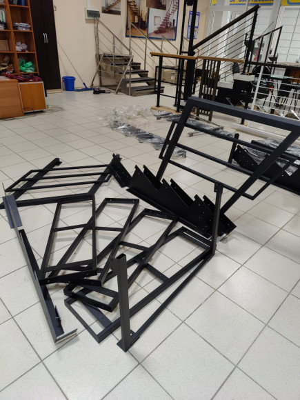 Лестница-крыльцо 4 ступени ,без ДПК,ограждения с двух сторон. Ширина 1м.