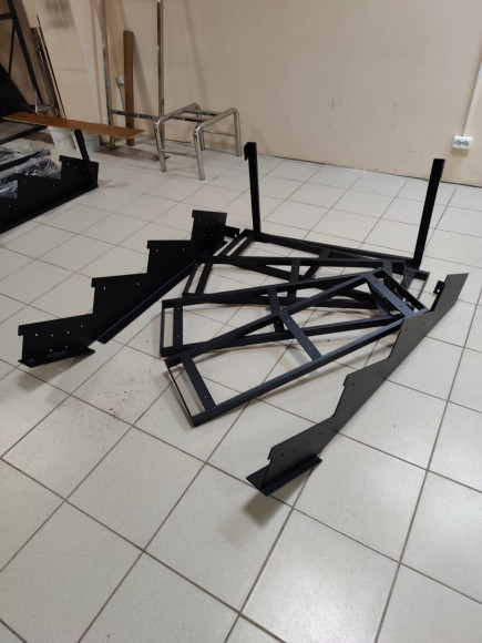 Лестница-крыльцо 4 ступени ,без ДПК,ограждения с двух сторон. Ширина 1м.