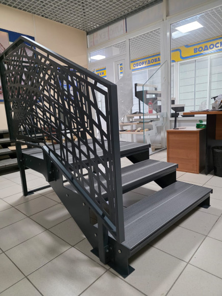 Лестница входная с ступенями из ДПК,перила "лазерная резка"с одной стороны и торца.Ширина 1,3 м. Высота 45 см. 3 ступени с площадкой. Лестница входная с ступенями из ДПК,перила "лазерная резка"с одной стороны и торца.Ширина 1,3 м. Высота 45 см. 3 ступени с площадкой.