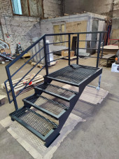 Лестница-крыльцо с площадкой 4 ступени,c ступенями из ПВЛ,ограждение с одной стороны и по торцу площадки.Ширина 1,3 метра.Высота 60 см.