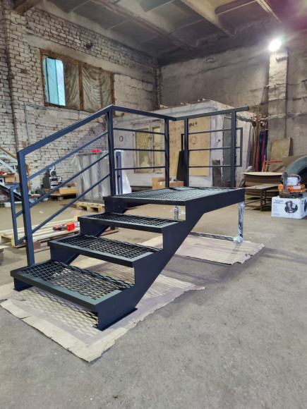 Лестница-крыльцо с площадкой 4 ступени,c ступенями из ПВЛ,ограждение с одной стороны и по торцу площадки.Ширина 1,3 метра.Высота 60 см.