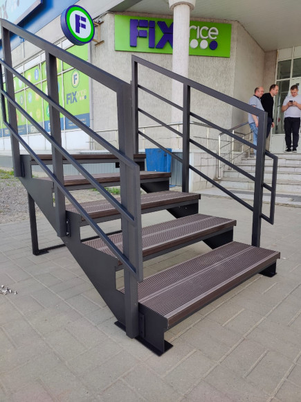 Лестница-крыльцо 5 ступеней ,с ДПК,ограждения с двух сторон.Ширина 1,3 м.Высота 75 см.