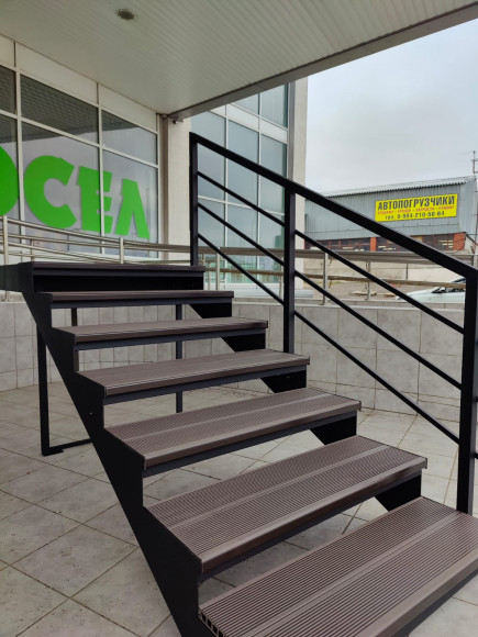 Лестница-крыльцо 8 ступеней,с ДПК,ограждение справа.