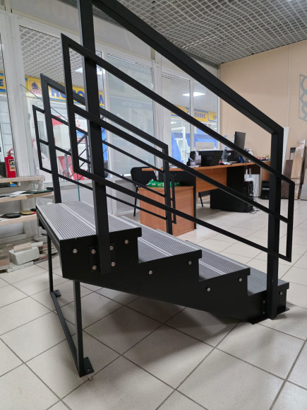 Лестница-крыльцо  4 ступени, с ДПК,ограждения с двух сторон.Ширина 1м.  