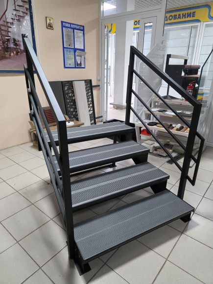 Лестница-крыльцо  4 ступени, с ДПК,ограждения с двух сторон.Ширина 1м.  