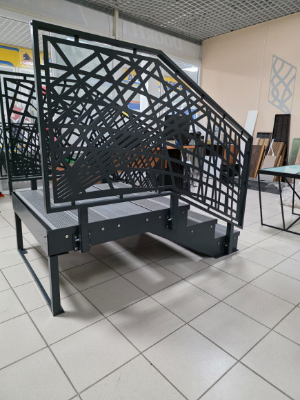 Лестница входная с ступенями из ДПК ,перила "лазерная резка"с двух сторон.Ширина 1,3 м. Высота 45 см. 3 ступени с площадкой. 