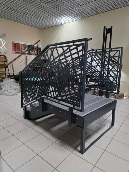 Лестница входная с ступенями из ДПК ,перила "лазерная резка"с двух сторон.Ширина 1,3 м. Высота 45 см. 3 ступени с площадкой. 