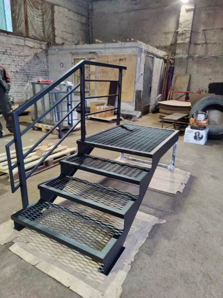 Лестница-крыльцо с площадкой 4 ступени ,c ступенями из ПВЛ,ограждение с одной стороны.Ширина 1,3 метра.Высота 60 см.