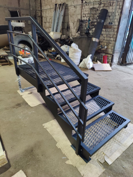 Лестница-крыльцо с площадкой 4 ступени ,c ступенями из ПВЛ,ограждение с одной стороны.Ширина 1,3 метра.Высота 60 см.