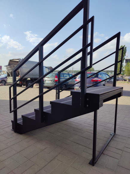 Лестница-крыльцо 5 ступеней ,с ДПК,ограждения с двух сторон.Ширина 1,5 м.Высота 75 см. 