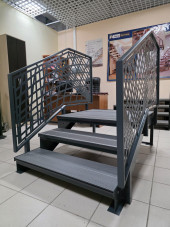 Лестница входная с ступенями из ДПК ,перила "лазерная резка"с двух сторон.Ширина 1,5 м. Высота 45 см. 3 ступени с площадкой.