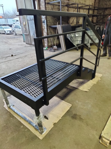 Лестница-крыльцо с площадкой 4 ступени ,c ступенями из ПВЛ,ограждение с одной стороны.Ширина 1,5 метра.Высота 60 см.