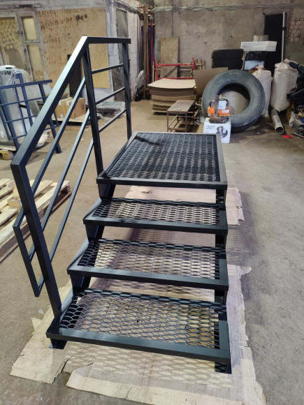 Лестница-крыльцо с площадкой 4 ступени ,c ступенями из ПВЛ,ограждение с одной стороны.Ширина 1,5 метра.Высота 60 см.