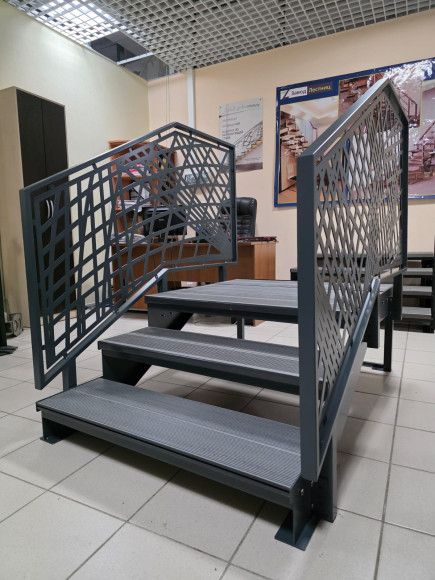 Лестница входная с ступенями из ДПК ,перила "лазерная резка"с двух сторон.Ширина 2 м. Высота 45 см. 3 ступени с площадкой.