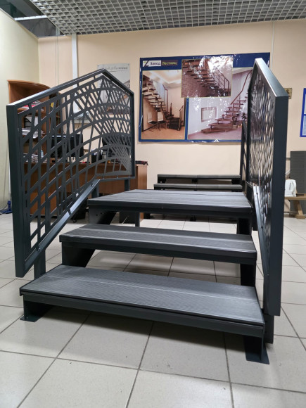 Лестница входная с ступенями из ДПК ,перила "лазерная резка"с двух сторон.Ширина 2 м. Высота 45 см. 3 ступени с площадкой.