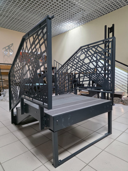 Лестница входная с ступенями из ДПК ,перила "лазерная резка"с двух сторон.Ширина 2 м. Высота 45 см. 3 ступени с площадкой.