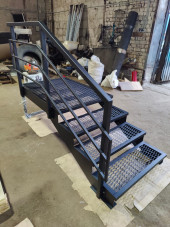 Лестница-крыльцо с площадкой 4 ступени ,c ступенями из ПВЛ,ограждение с одной стороны.Ширина 2 метра.Высота 60 см.