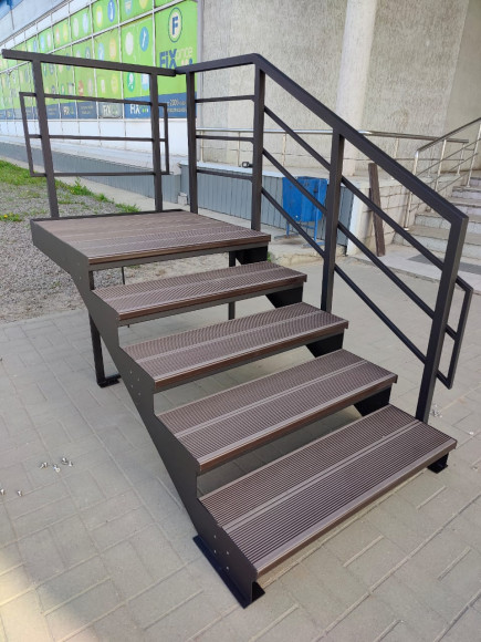 Лестница-крыльцо с площадкой ,5 ступеней,С ДПК,ограждения с одной стороны и с торца площадки.Ширина 1,5 м.Высота 75 см. 