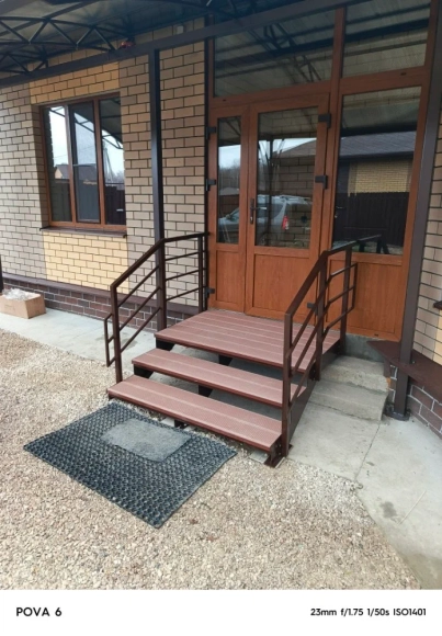 Лестница-крыльцо 4 ступени с площадкой,с ДПК, ограждения с двух сторон.Ширина 1,3 м.