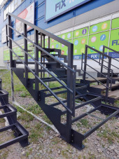 Лестница-крыльцо 6 ступеней,без ДПК,перила с одной стороны.Ширина 2 м,высота 1,05м.