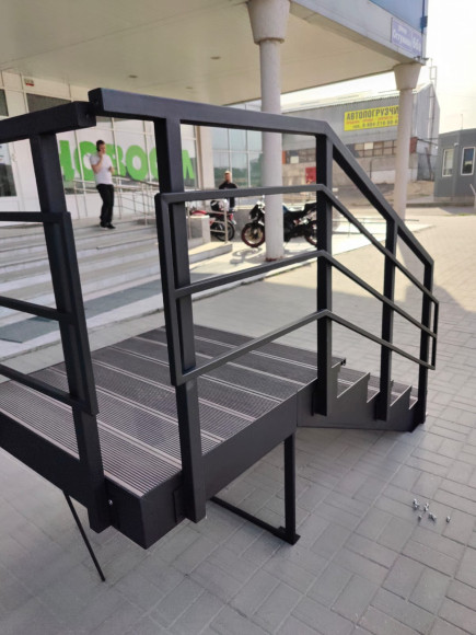 Лестница-крыльцо с площадкой ,5 ступеней,С ДПК,ограждения с одной стороны и с торца площадки.Ширина 2 м.Высота 75 см.