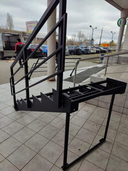 Лестница-крыльцо 9 ступеней,без ДПК,ограждения справа.