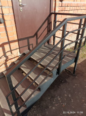Лестница-крыльцо 4 ступени с площадкой,с ДПК, ограждение с одной стороны и торца площадки.Ширина 1 м. 