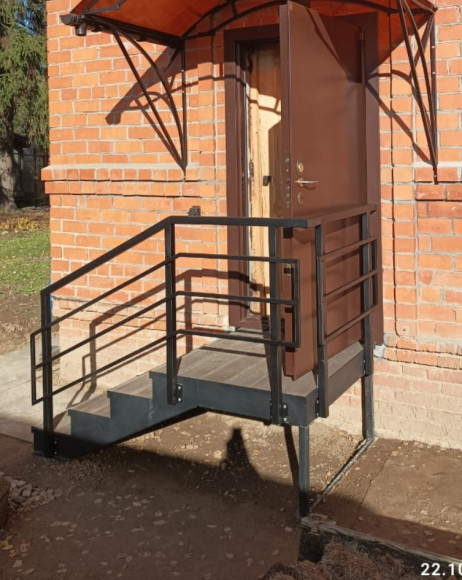 Лестница-крыльцо 4 ступени с площадкой,с ДПК, ограждение с одной стороны и торца площадки.Ширина 1 м. 
