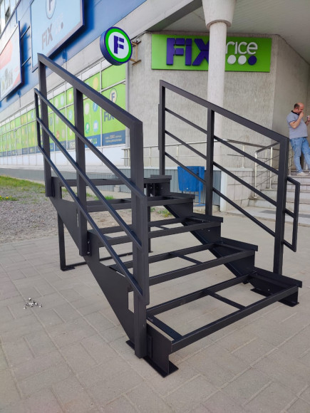 Лестница-крыльцо 6 ступеней,без ДПК,ограждения с двух сторон.Ширина 1 м ,высота 90 см.