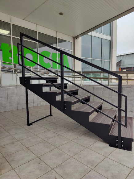 Лестница-крыльцо 9 ступеней,с ДПК,ограждение слева.