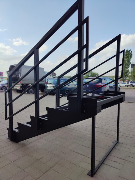 Лестница-крыльцо 6 ступеней,без ДПК,ограждения с двух сторон. Ширина 1,5 м,высота 90 см. 