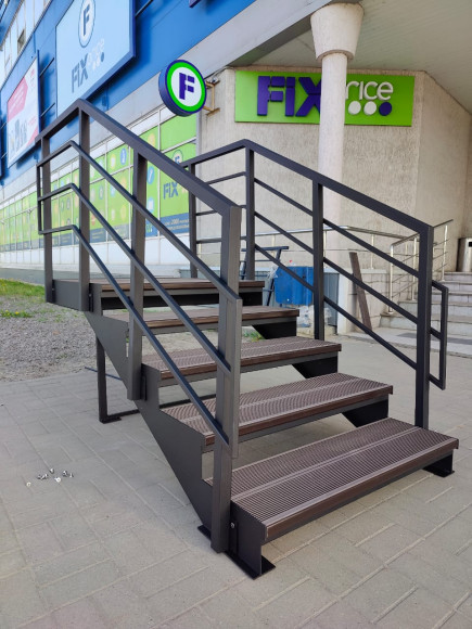 Лестница входная с ступенями ДПК , перила с двух сторон сторон.Ширина 1,5 м. Высота 75 см. 5 ступеней с площадкой.