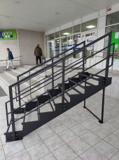 Лестница-крыльцо 9 ступеней,без ДПК,ограждения с двух сторон.