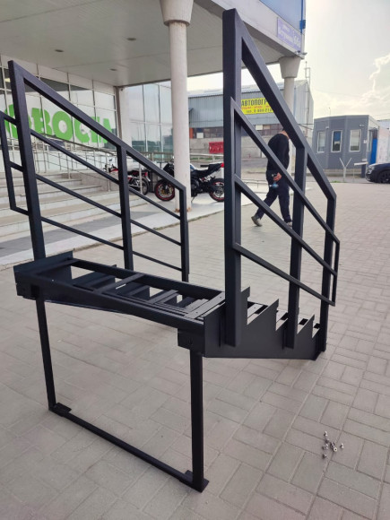 Лестница-крыльцо 6 ступеней,без ДПК,ограждения с двух сторон. Ширина 2 м,высота 90 см.