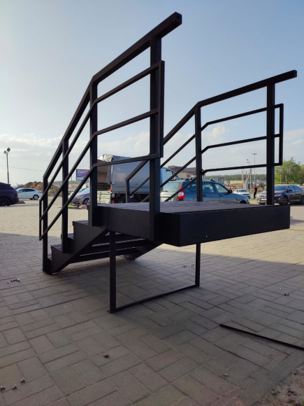 Лестница входная с ступенями ДПК , перила с двух сторон сторон.Ширина 2 м. Высота 75 см. 5 ступеней с площадкой.