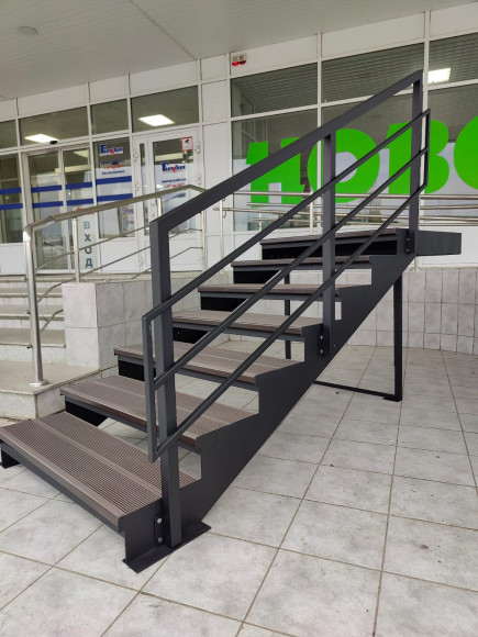 Лестница-крыльцо 9 ступеней,с ДПК,ограждения справа.