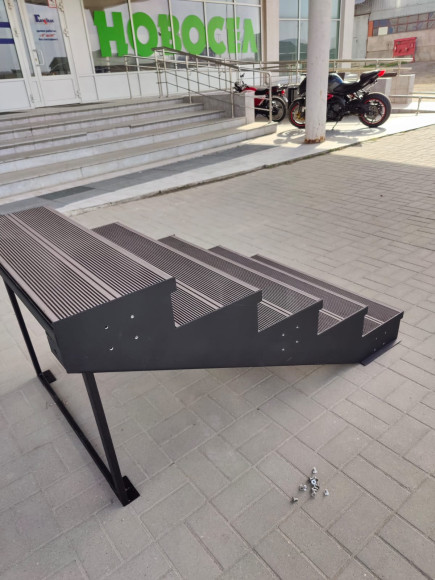 Лестница-крыльцо 6 ступеней с ДПК,без ограждения ,Ширина 1,3 м ,высота 90 см.