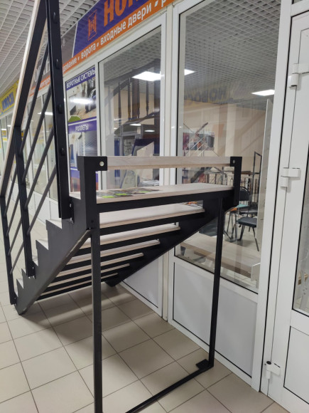 Лестница в дом, 5 прямых ступеней.Ширина 80 см. 