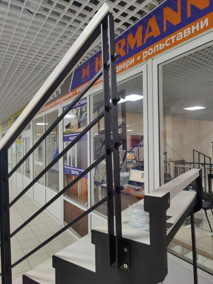 Лестница в дом, 5 прямых ступеней.Ширина 80 см. 