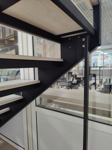 Лестница в дом, 5 прямых ступеней.Ширина 80 см. 