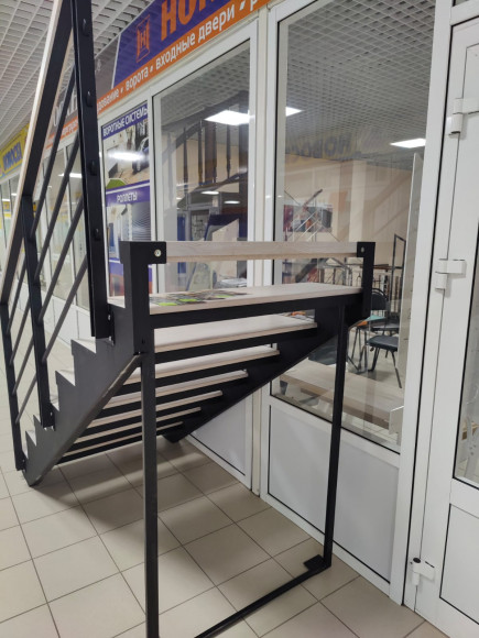 Лестница в дом, 5 прямых ступеней.Ширина 90 см.  