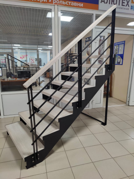 Лестница в дом, 6 прямых ступеней.Ширина 90 см. 