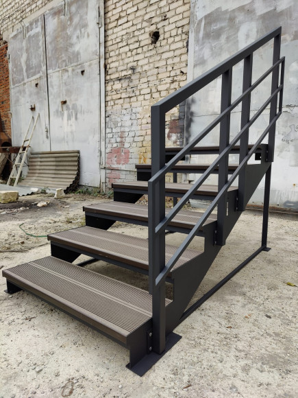 Лестница-крыльцо 6 ступеней , с ДПК , перила с одной стороны. Ширина 1,3 м , высота 90 см.